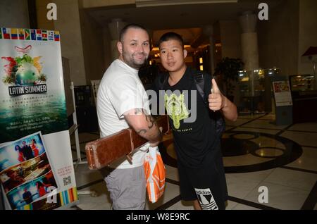 Scottish snooker player Stephen Maguire, sinistra, pone con una ventola in un albergo a Shanghai, in Cina, 12 settembre 2015. Foto Stock