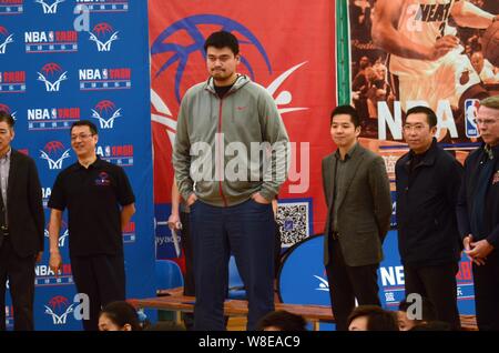 Pensionato cinese superstar di basket Yao Ming, centro pone durante la cerimonia di apertura della Shanghai NBA Yao Basket Club in Cina a Shanghai, 1 Foto Stock