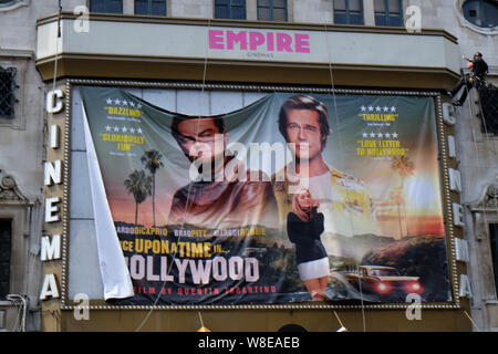 Haymarket, Londra, Regno Unito. Il 9 agosto 2019. Operai installando un poster per il nuovo Quentin Tarantino film una volta in Hollywood. al di sopra del cinema Empire. Credito: Matteo Chattle/Alamy Live News Foto Stock
