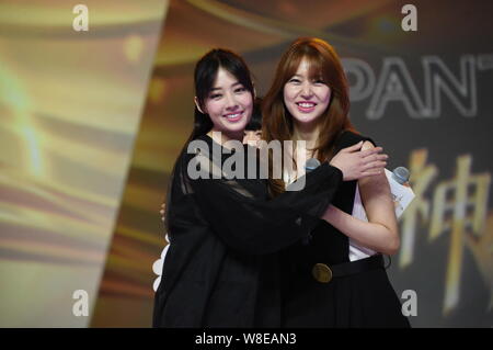 Sud attrice coreana Yoon Eun-hye, destra, pone con modello di Taiwan e attrice Bea Hayden in occasione di una conferenza stampa per la moda reality show televisivo "us Foto Stock