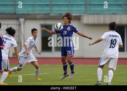 Akari Shiraki del Giappone, centro, sfida i giocatori di Uzbekistan in una partita di calcio durante il 2015 AFC U-19 campionato delle donne nella città di Nanjing East Foto Stock