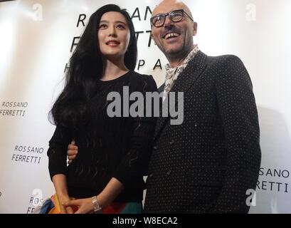 Attrice cinese Fan Bingbing (sinistra) pone con executive di Rossano Ferretti durante la cerimonia di apertura di un nuovo negozio di Rossano Ferretti Spa per i capelli Foto Stock