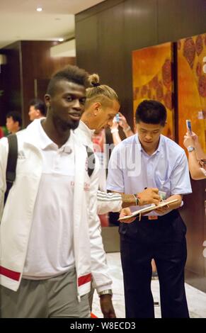 Hamady Niang M'baye, sinistra e Philippe Mexes, centro di AC Milano arrivano presso l'Aeroporto Internazionale di Shanghai Pudong di Shanghai, Cina, 22 Luglio 201 Foto Stock