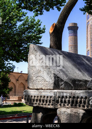 Riesiger Koranständer aus Stein, Bibi-Chanum Moschee, Samarcanda, Usbekistan, Asien, UNESCO Weltkulturerbe gigante racchetta del Corano, Bibi Chanum moschea, Sam Foto Stock