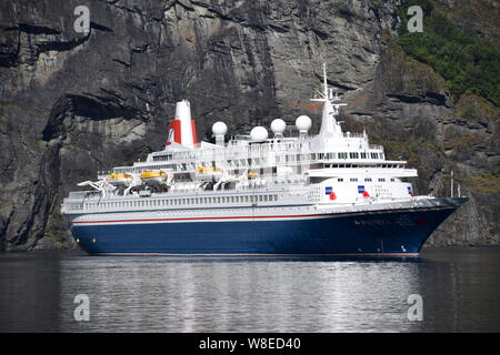 MV Boudicca, una di medie dimensioni lussuosa nave da crociera azionato da Fred Olsen nave da crociera di linea, nella foto durante una crociera dei fiordi norvegesi. Foto Stock