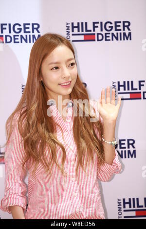 Cantante e attrice Goo Ha-ra, noto anche come Koo Ha-ra, Corea del Sud ragazza gruppo Kara, pone in corrispondenza di un evento di firma per Tommy Hilfiger Denim a Seoul, in modo Foto Stock