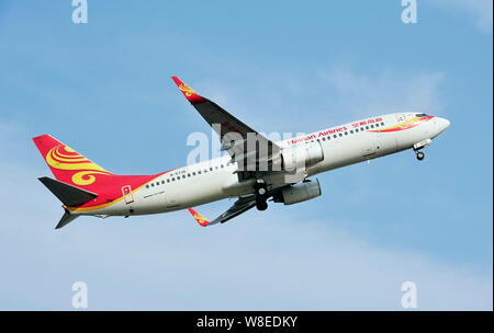 --FILE--un Boeing 737-800 jet del passeggero di Hainan Airlines decolla da Fuzhou Changle Aeroporto Internazionale della città di Fuzhou, a sud-est della Cina di Fu Foto Stock