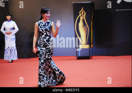 Attrice cinese Liu Tao arriva presso il tappeto rosso per la trentesima battenti Apsaras Awards di Hangzhou, a est della Cina di provincia dello Zhejiang, 28 dicembre 201 Foto Stock