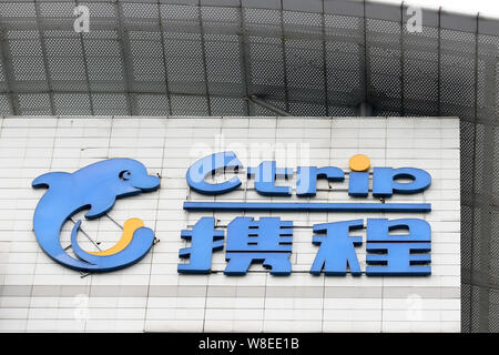 --FILE--Vista di un cartello di Ctrip presso la sede cinese di agenzia di viaggi online Ctrip in Cina a Shanghai, 14 maggio 2015. Ctrip.com Internatio Foto Stock