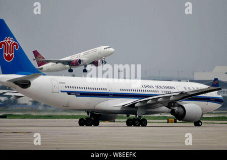 --FILE--un Airbus A330-200 jet piano della China Southern Airlines, anteriore, taxi al Shanghai Hongqiao International Airport in Cina a Shanghai, 7 lug Foto Stock