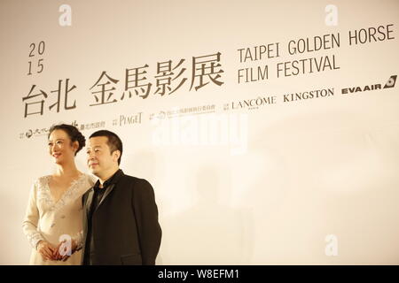 Regista cinese Jia Zhangke, destra e sua moglie attrice Zhao Tao partecipa a un evento per i candidati dei migliori film award durante il 2015 Taipei Golden Foto Stock