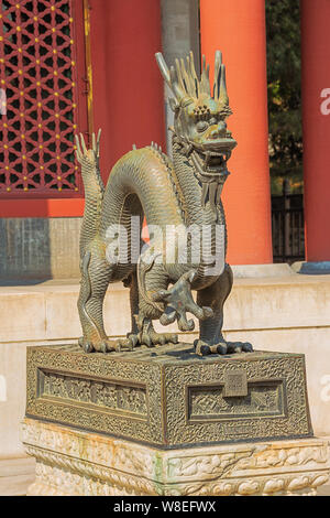 Il drago che mostra i suoi artigli presso il Palazzo Estivo, ex giardino imperiale Foto Stock