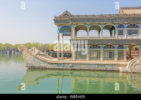 Vista laterale del marmo barca sul Lago Kunming, nel Palazzo Estivo Foto Stock