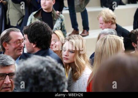 Modello russo e attrice Natalia Vodianova, centro assiste i Louis Vuitton Autunno/Inverno 2015 mostra durante la settimana della moda di Parigi a Parigi, Francia, 11 Ma Foto Stock