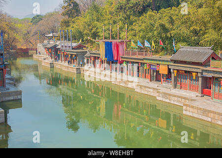 Editoriale: Pechino, Cina, 3 Aprile 2019 - piccoli negozi di Suzhou Street nel Palazzo Estivo Foto Stock