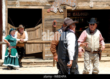 Solo editoriali- la minuscola, la storica città mineraria di cloruro, Arizona mette su una simulazione di Western shoot out due volte al mese con i vecchi edifici. Foto Stock