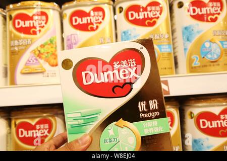 --FILE--un cliente negozi per una stecca di Dumex baby formula di Danone in un supermercato in città Xuchang, centrale cinese della provincia di Henan, 12 settembre 2 Foto Stock