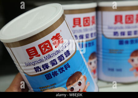 --FILE--un cliente negozi per una lattina di Beingmate Milkmate glucosio ad un supermercato in città Xuchang, centrale cinese della provincia di Henan, 1 marzo 2014. Fon Foto Stock