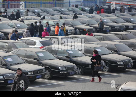 --FILE--le persone guardano al governo auto prima sono devoluti a Shenyang City, a nord-est della Cina di provincia di Liaoning, 11 febbraio 2014. La prima Foto Stock