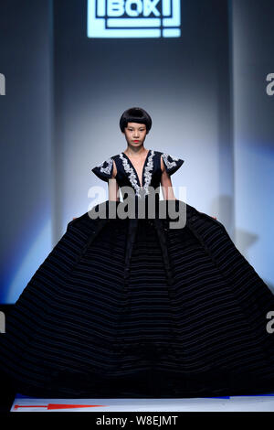 Un modello consente di visualizzare una nuova creazione al MoodBox fashion show durante la Shanghai Fashion Week Primavera/Estate 2016 in Cina a Shanghai, 20 ottobre 2015. Foto Stock