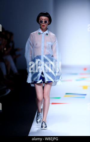 Un modello consente di visualizzare una nuova creazione al MoodBox fashion show durante la Shanghai Fashion Week Primavera/Estate 2016 in Cina a Shanghai, 20 ottobre 2015. Foto Stock