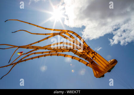 Lytham St Annes On Sea. Regno Unito Meteo. Il 9 agosto 2019. Venti forti per il weekend Kite Festival a Lytham che è stata ufficialmente annullata a causa delle avverse condizioni climatiche, e che è stata riprogrammata per settembre. Squadre da Kuwait già sulla base della località balneare prendere loro Peter Lynn aquiloni all'aria per godere un po' di tempo di volo prima che il deterioramento delle condizioni. Credito: Cernan Elias/Alamy Live News Foto Stock