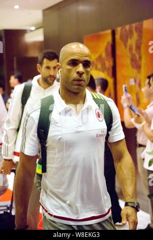 Alex Rodrigo Dias da Costa di AC Milano arriva presso l'Aeroporto Internazionale di Shanghai Pudong di Shanghai, Cina, 22 luglio 2015. Foto Stock