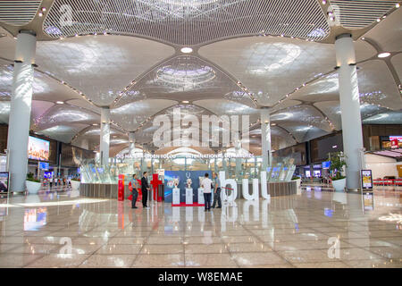 ISTANBUL, Turchia, Agosto 07, 2019: vista interna dell'Istanbul nuovo aeroporto. Il nuovo aeroporto di Istanbul è il principale aeroporto internazionale. Coppe UEFA presentano Foto Stock