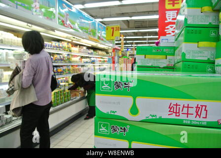 --FILE--cartoni di Mengniu puro latte sono in vendita in un supermercato a Pechino in Cina, 29 marzo 2014. Con la gente ancora i brividi durante questo anno Foto Stock