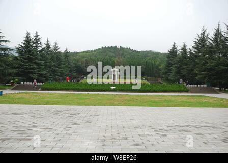 Vista del mausoleo dell'Imperatore Qin in citta' di Xian, Cina nord-occidentale della provincia di Shaanxi, 12 novembre 2011. Foto Stock