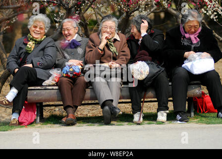 --FILE--anziani le donne cinesi chat su un banco di lavoro presso il Century Park in Cina a Shanghai, 18 marzo 2015. Della Cina di responsabili politici per lungo tempo hanno accettato il ne Foto Stock