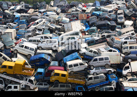 Vista aerea di junkyard impilati con veicoli rottamati in Hangzhou, est della Cina di provincia dello Zhejiang, 12 aprile 2015. In uno sforzo per ridurre Foto Stock