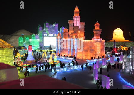 Vista notturna di sculture di ghiaccio alla XXXI Harbin International Ice e Snow Festival di Harbin city, a nord-est della Cina di Provincia di Heilongjiang, 5 gennaio Foto Stock