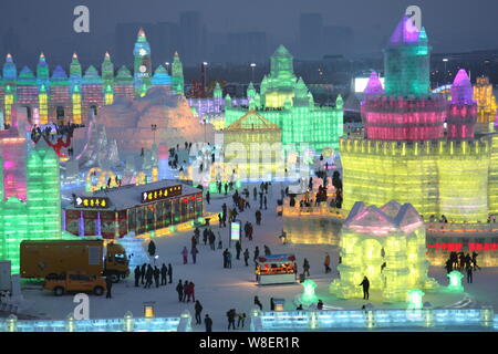 Vista notturna di sculture di ghiaccio alla XXXI Harbin International Ice e Snow Festival di Harbin city, a nord-est della Cina di Provincia di Heilongjiang, 5 gennaio Foto Stock