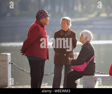 --FILE--anziani le donne cinesi in chat in un parco nella città di Jilin, a nord-est della Cina di provincia di Jilin, 21 ottobre 2015. Un nuovo studio pubblicato in ambito medico Foto Stock