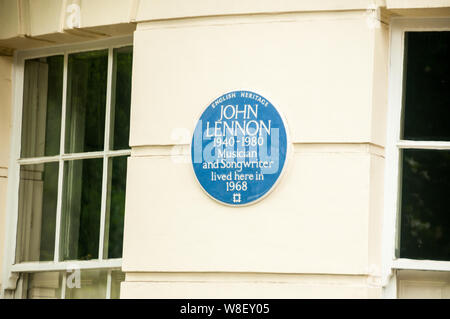 English Heritage lapide che ricorda John Lennon che ha vissuto con Yoko Ono a 34 Montagu Piazza nel 1968. L'appartamento era di proprietà di Ringo Starr. Foto Stock