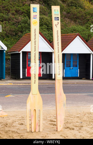 Bournemouth, Dorset UK. 9 agosto 2019. Una nuova installazione d'arte temporanea arriva alla spiaggia di Bournemouth, composta da una cassetta per la takewway, posate in plastica e bottiglia di plastica monouso, il tutto realizzato in legno con messaggi sull'inquinamento plastico e il suo effetto sulla fauna selvatica. Progettato dall'artista Jack Raisey installazioni simili sono state installate sulle spiagge di Lyme Regis e West Bay. Credit: Carolyn Jenkins/Alamy Live News Foto Stock