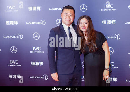 Cinese in gravidanza la stella del tennis Li Na, destra e suo marito Jiang Shan pone sul tappeto rosso per il 2015 Laureus World Sports Awards Ceremony in Shan Foto Stock