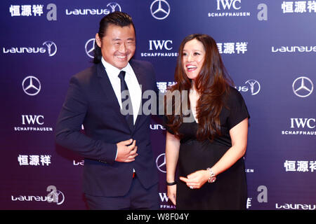 Cinese in gravidanza la stella del tennis Li Na, destra e suo marito Jiang Shan pone sul tappeto rosso per il 2015 Laureus World Sports Awards Ceremony in Shan Foto Stock