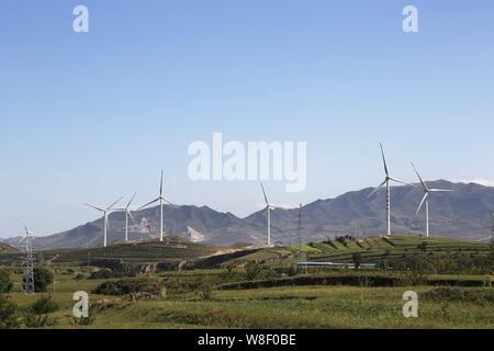 --FILE--turbine eoliche whirl per generare energia elettrica in corrispondenza di una fattoria eolica in Datong City, a nord della Cina di nella provincia di Shanxi, 24 agosto 2014. La Cina lo scorso anno Foto Stock