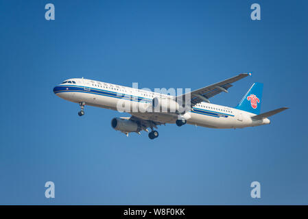 --FILE--un piano di China Southern Airlines decolla da Shenzhen Baoan International Airport nella città di Shenzhen, Cina del sud della provincia di Guangdong, Foto Stock