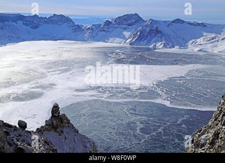 Il paesaggio di Changbaishan Tianchi, o lago celeste, a Changbai Mountain (Mount Paektu o Baekdu) nella neve nel Nordest della Cina di provincia di Jilin Foto Stock