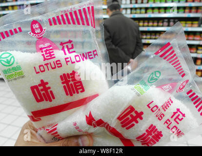 --FILE--un cinese cliente acquista 'Lotus Flower' polvere gourmet di Henan Lianhua polvere Gourmet Co., Ltd. in un supermercato a Yichang city, mento centrale Foto Stock