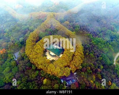 Vista aerea del maggio-ling Palace, dove Chiang Kai-shek, ex leader del Kuomintang, e sua moglie Soong maggio-ling una volta visse, il cui tetto sembra l Foto Stock