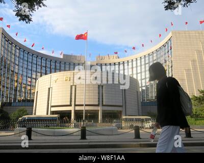 --FILE--A passeggiate a piedi passato la sede e sede della Banca Popolare di Cina (PBOC), la Cina della banca centrale di Pechino, Cina, 27 giu Foto Stock