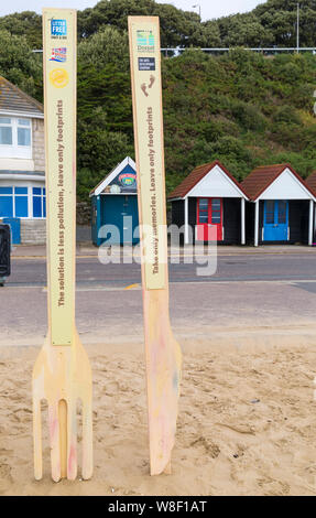 Bournemouth, Dorset UK. 9 agosto 2019. Una nuova installazione d'arte temporanea arriva alla spiaggia di Bournemouth, composta da una cassetta per la takewway, posate in plastica e bottiglia di plastica monouso, il tutto realizzato in legno con messaggi sull'inquinamento plastico e il suo effetto sulla fauna selvatica. Progettato dall'artista Jack Raisey installazioni simili sono state installate sulle spiagge di Lyme Regis e West Bay. Credit: Carolyn Jenkins/Alamy Live News Foto Stock