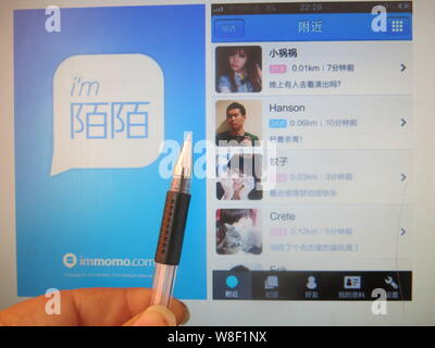 --FILE--un cinese netizen esplora il sito di social networking mobile e app di messaggistica Momo in Yunyang county, Chongqing, la Cina, il 3 Dicembre 2 Foto Stock