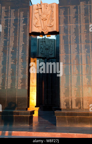 Russia Khabarovsk, monumento ai caduti delle guerre roll call al crepuscolo Foto Stock