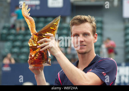 Tomas BERDYCH della Repubblica ceca detiene il suo campione del Trofeo dopo aver battuto Guillermo Garcia-Lopez della Spagna nella partita finale per vincere il 2015 Shenzhe Foto Stock