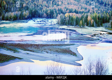 Il paesaggio del lago Kanas nella neve in Prefettura degli Altai, a sud-ovest della Cina di Xinjiang Regione autonoma, 7 dicembre 2015. Foto Stock